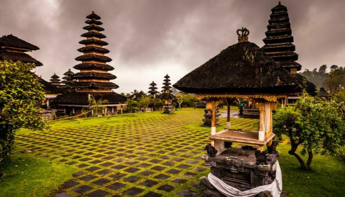 Di Dalam Pura Besakih Bali
