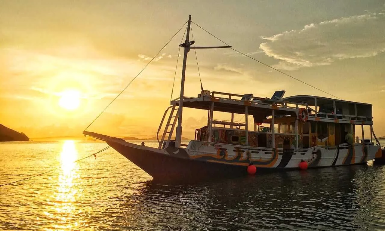 Pantai Pink Pulau Komodo Salah 1 Pantai Terbaik Di Indonesia Kapal Phinisi Standart